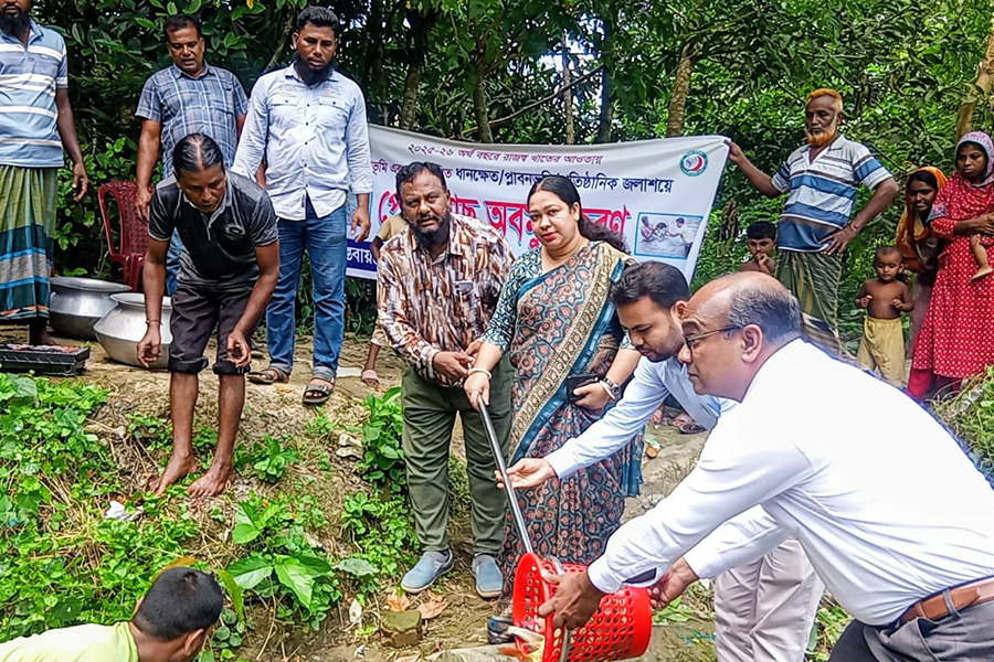 শ্রীপুরে বিভিন্ন জলাশয়ে পোনামাছ অবমুক্তকরণ