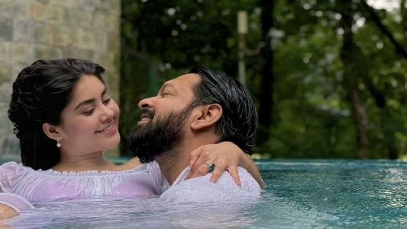 রোজার সঙ্গে সুইমিংপুলে তাহসান