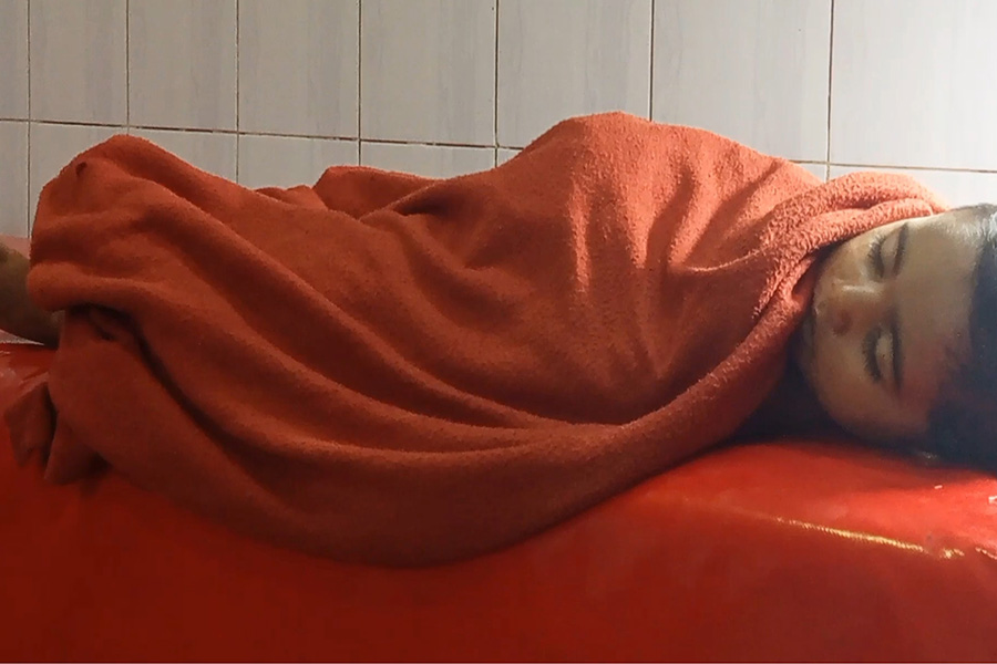 ঘুমন্ত শিশুর বুকে ছুরি চালিয়ে আত্মগোপনে বাবা