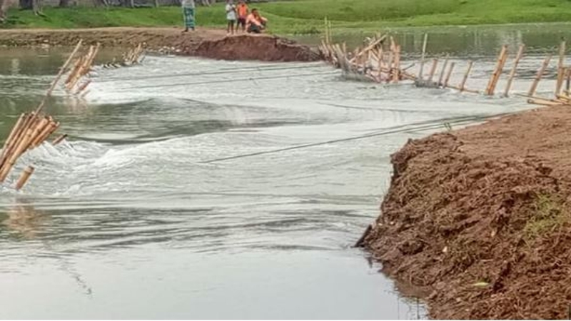 বাঁধ ভেঙে পানি ঢুকছে টাঙ্গুয়ার হাওরে