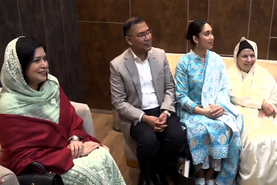 তারেক রহমানকে ফুলের মালা দিয়ে বরণ করলেন শাশুড়ি