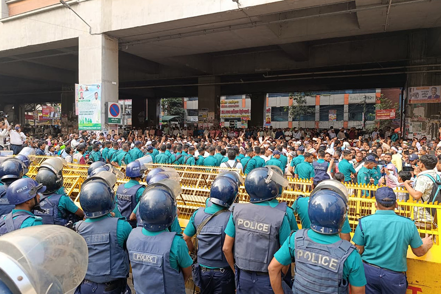 নন এমপিও শিক্ষকদের উপর সাউন্ড গ্ৰেনেড, জল কামান নিক্ষেপ