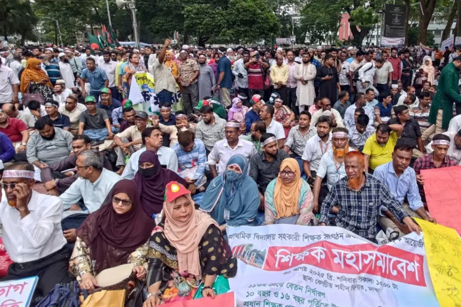 শহীদ মিনারে চলছে প্রাথমিক শিক্ষকদের মহাসমাবেশ