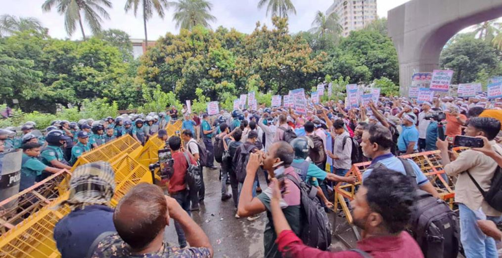 যমুনা অভিমুখে বেসরকারি শিক্ষকরা, সাউন্ড গ্রেনেড নিক্ষেপ