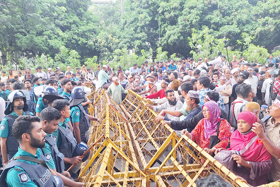 সড়ক অবরোধ করে বসে পড়লেন নন-এমপিও শিক্ষকরা