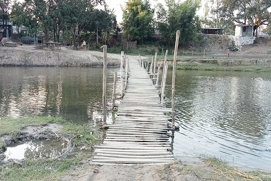 ঠাকুরগাঁওয়ের দশ গ্রামের মানুষের একমাত্র ভরসা বাঁশের সাঁকো