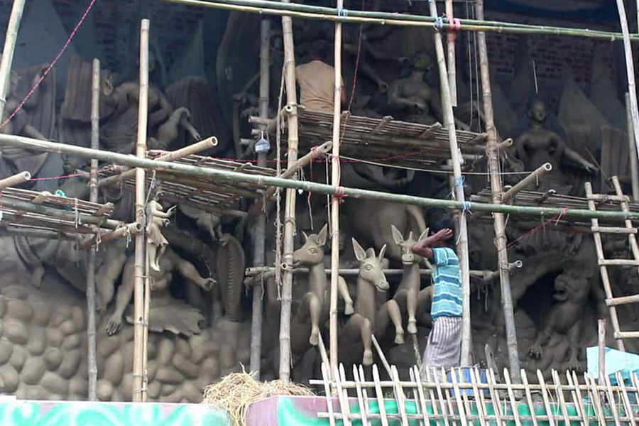 ঠাকুরগাঁওয়ে চলছে শারদীয় দুর্গাপূজার শেষ মুহূর্তের প্রস্তুতি