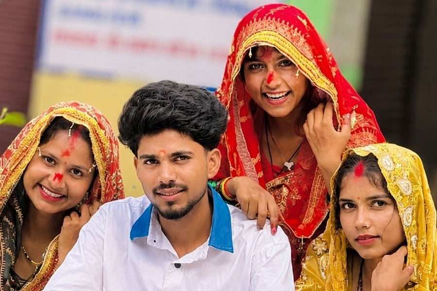 আলাদা হওয়ার ভয়ে একজনকেই বিয়ে করলেন তিন বোন