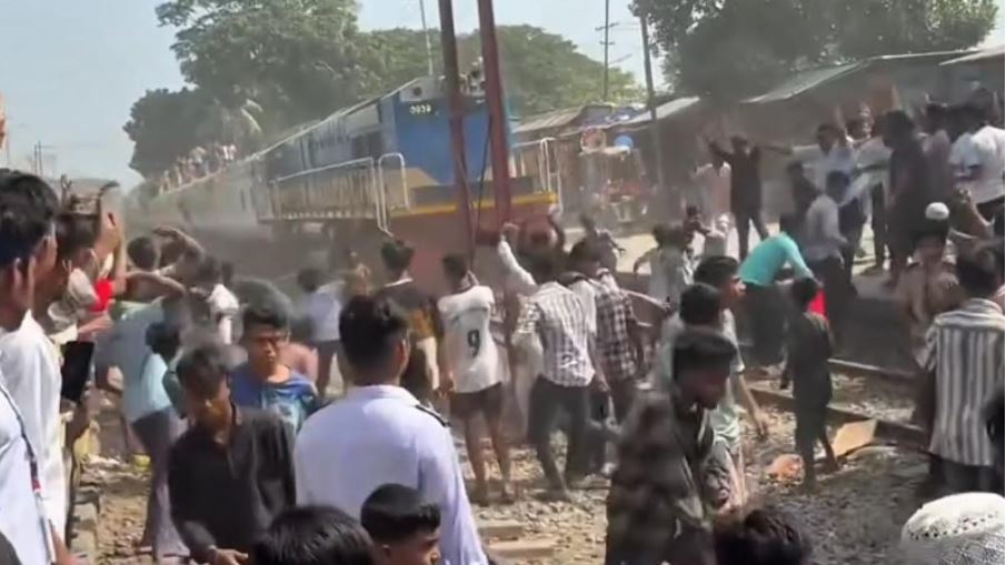 ভৈরব জেলার দাবিতে ট্রেনে পাথর নিক্ষেপ