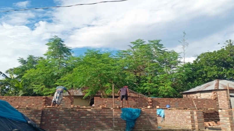 তাড়াশে সরকারি রাস্তা দখল করে ভবন নির্মাণের অভিযোগ