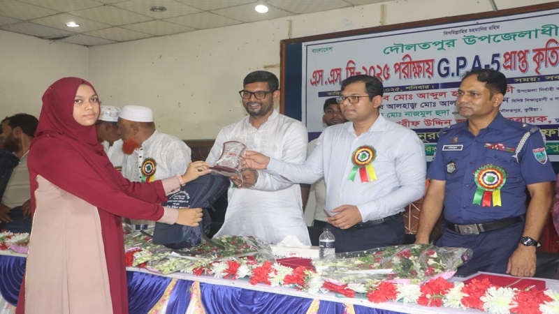 এসএসসিতে জিপিএ-৫ পাওয়া ২০০ শিক্ষার্থীকে সংবর্ধনা