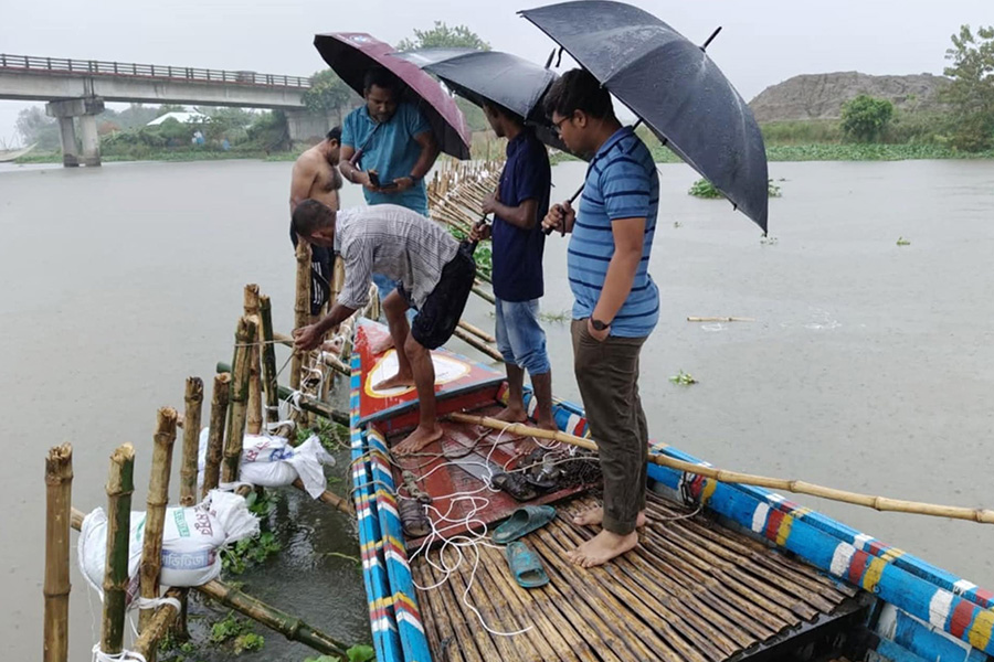 চাটমোহরে উচ্ছেদ করা সোঁতি জালের বাঁধ পুনঃস্থাপন