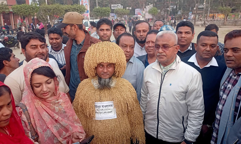 ধানের শীষ দিয়ে তৈরি পোশাক পড়ে বরিশালে ইউনুস