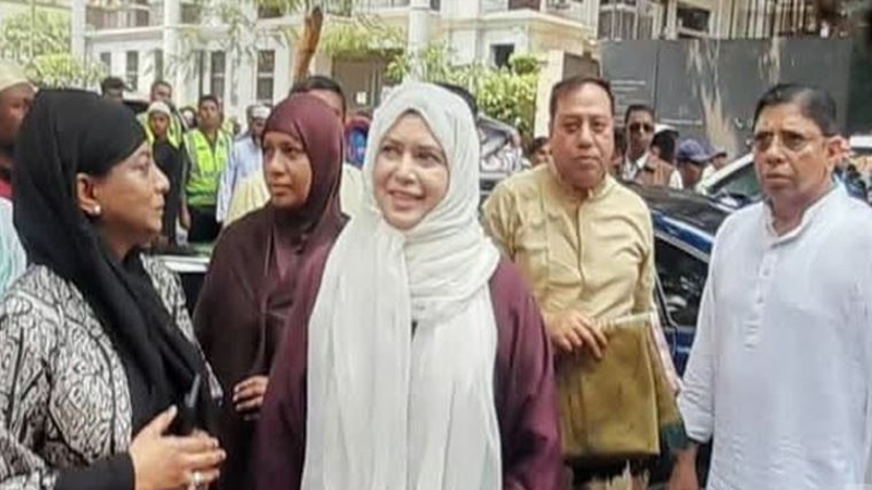 জুমার নামাজ আদায় করলেন জুবাইদা রহমান