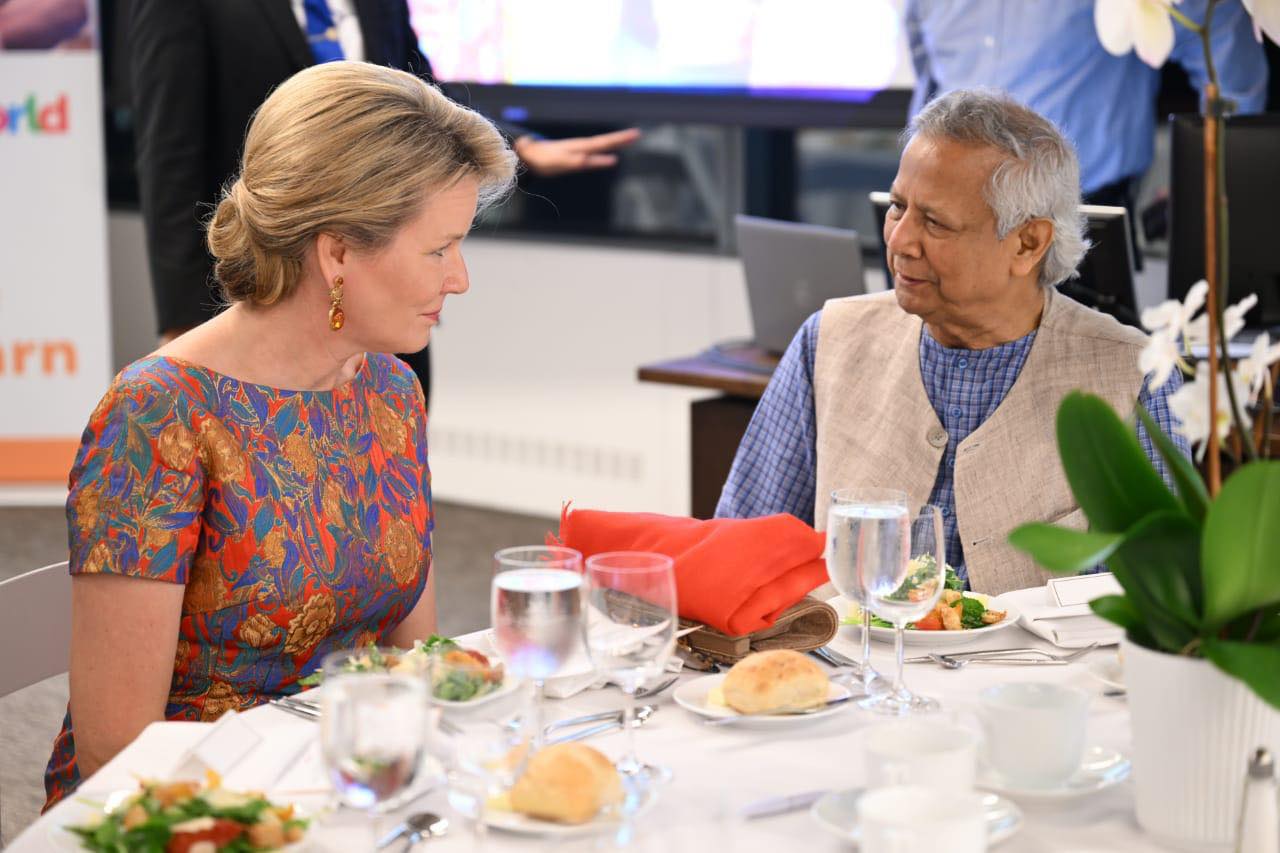 নিউইয়র্কে জাতিসংঘ সদর দপ্তরে এক অনুষ্ঠানের ফাঁকে বেলজিয়ামের রানি ম্যাথিল্ড প্রধান উপদেষ্টা অধ্যাপক মুহাম্মদ ইউনূসের সঙ্গে সাক্ষাৎ করেছেন
