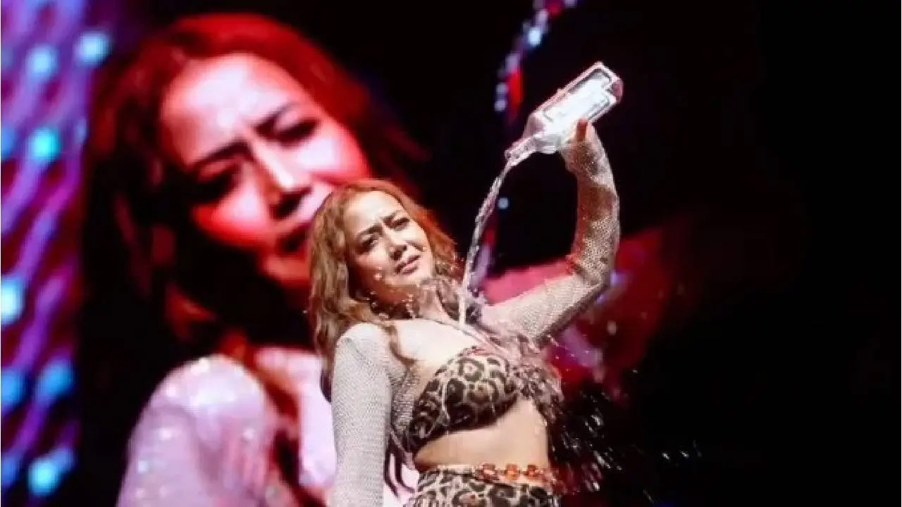 লাইভ কনসার্টে নেহা কক্কর। ভাইরাল হওয়া ভিওডি থেকে নেওয়া।