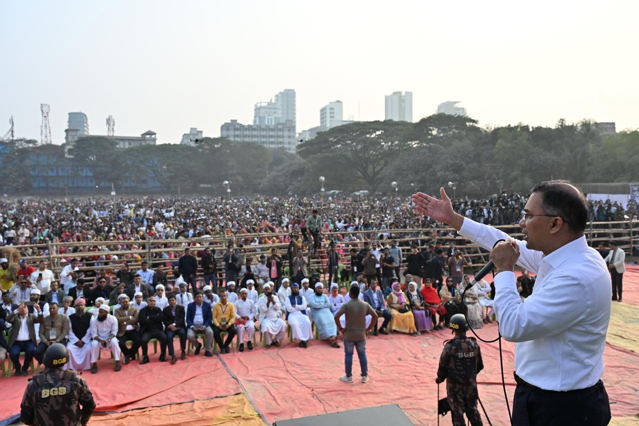 বেগম খালেদা জিয়ার রুহের মাগফেরাত কামনায় কড়াইলবাসীর আয়োজিত দোয়া মাহফিলে বক্তব্য রাখছেন তারেক রহমান।