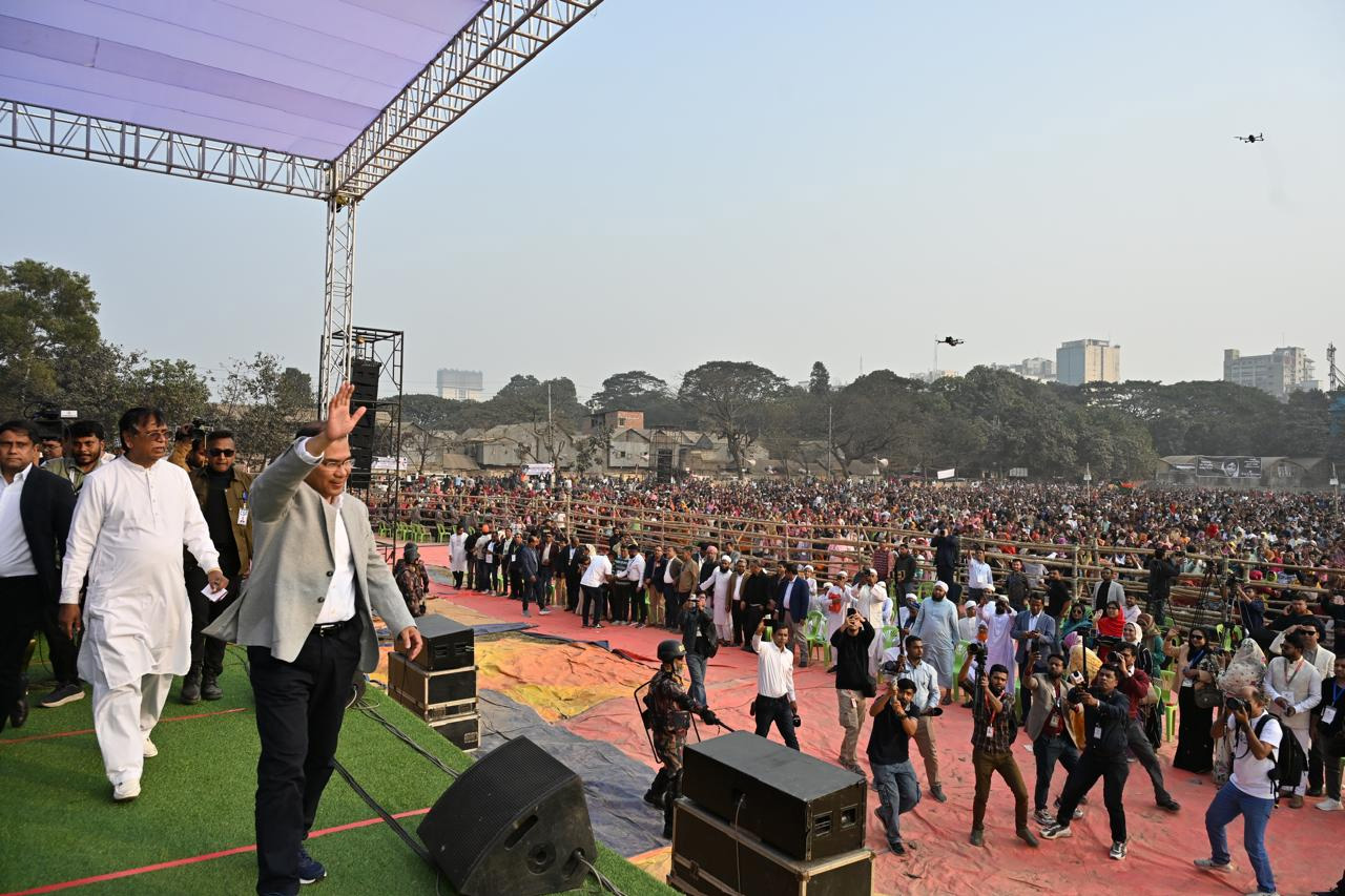 বেগম খালেদা জিয়ার রুহের মাগফেরাত কামনায় কড়াইলবাসীর আয়োজিত দোয়া মাহফিলে তারেক রহমান।