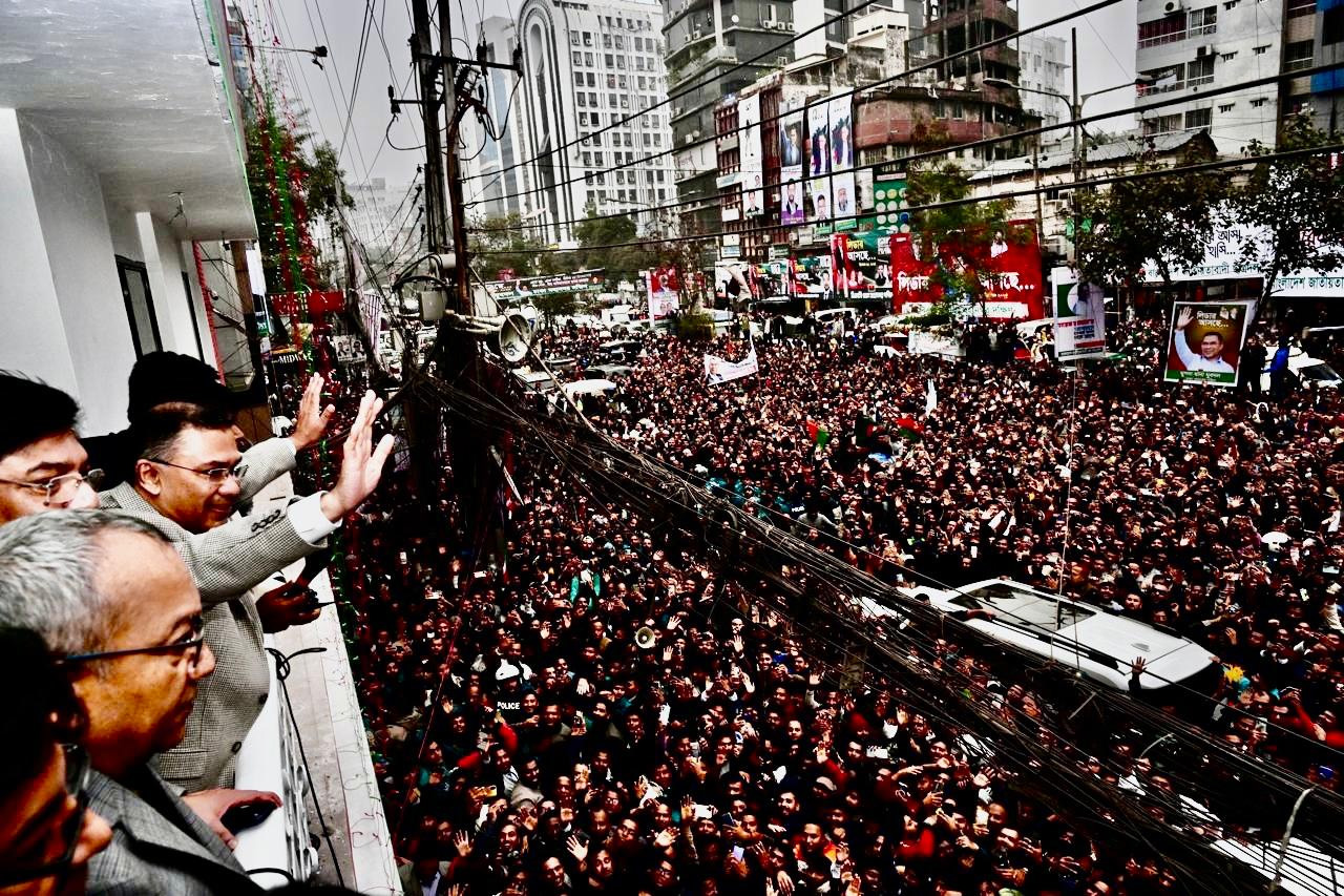 নয়াপল্টনে দলের কেন্দ্রীয় কার্যালয়ের দ্বিতীয় তলায় বারান্দায় দাড়িয়ে তারেক রহমান।