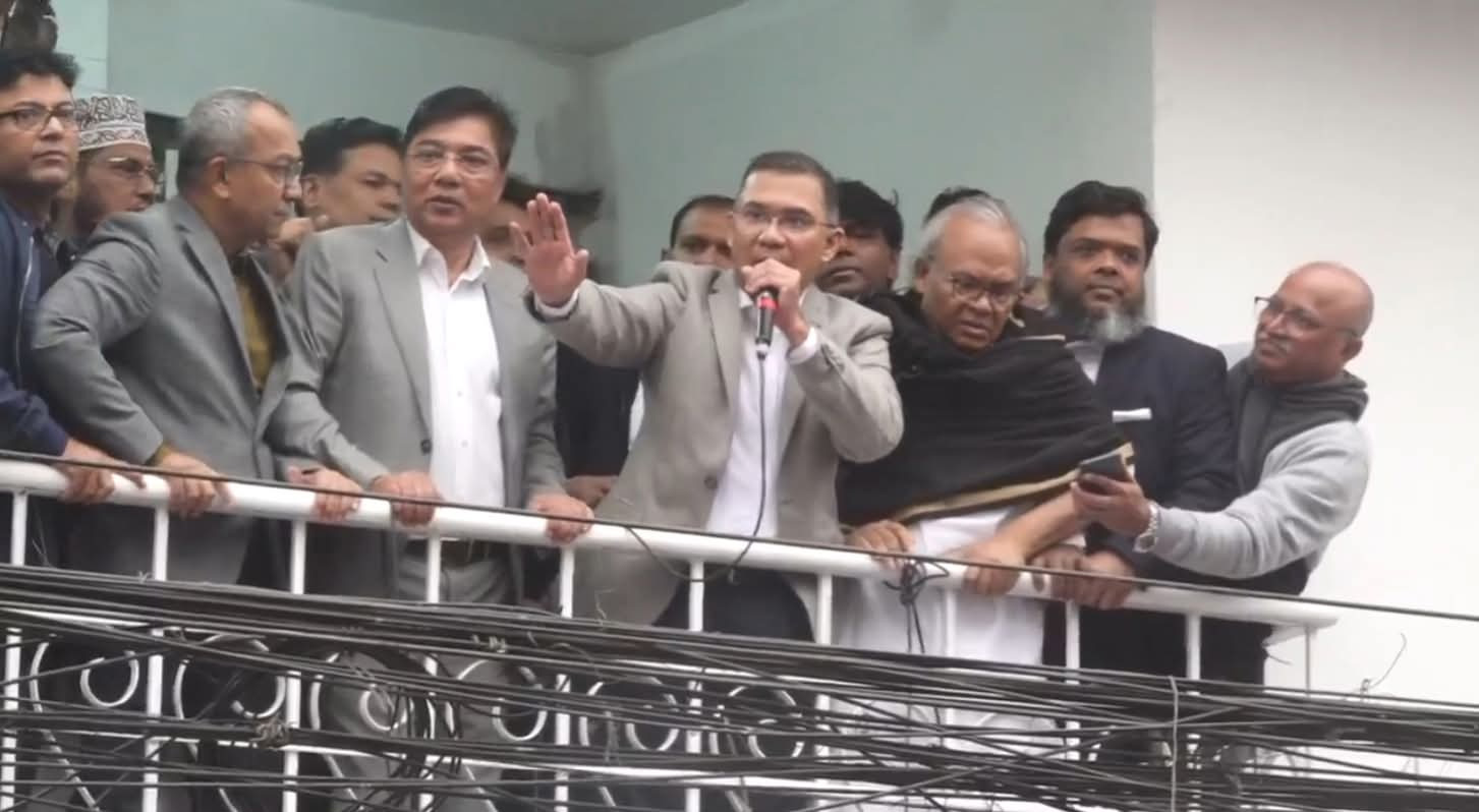 নয়াপল্টনে দলের কেন্দ্রীয় কার্যালয়ের দ্বিতীয় তলায় বারান্দায় দাড়িয়ে তারেক রহমান।